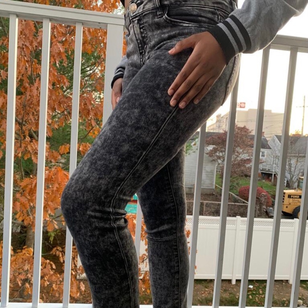 Celebrity Pink Girl Ombré gray jeans.